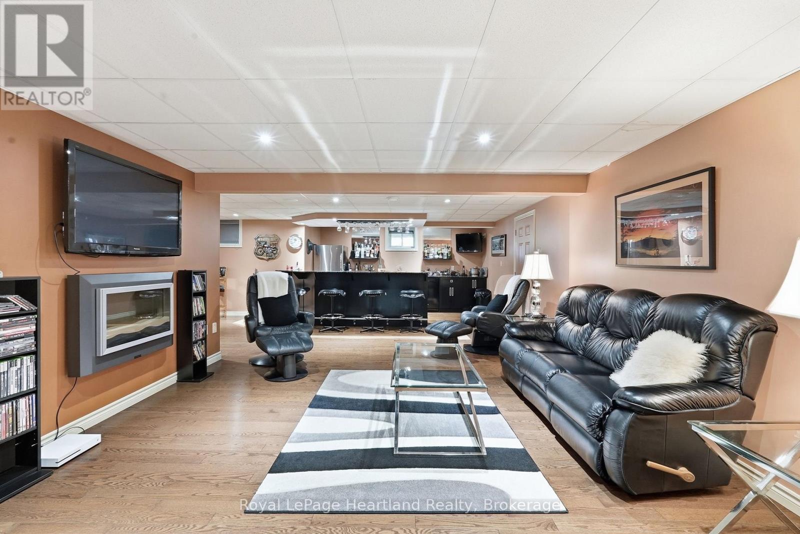225 JOHN STREET S - 34