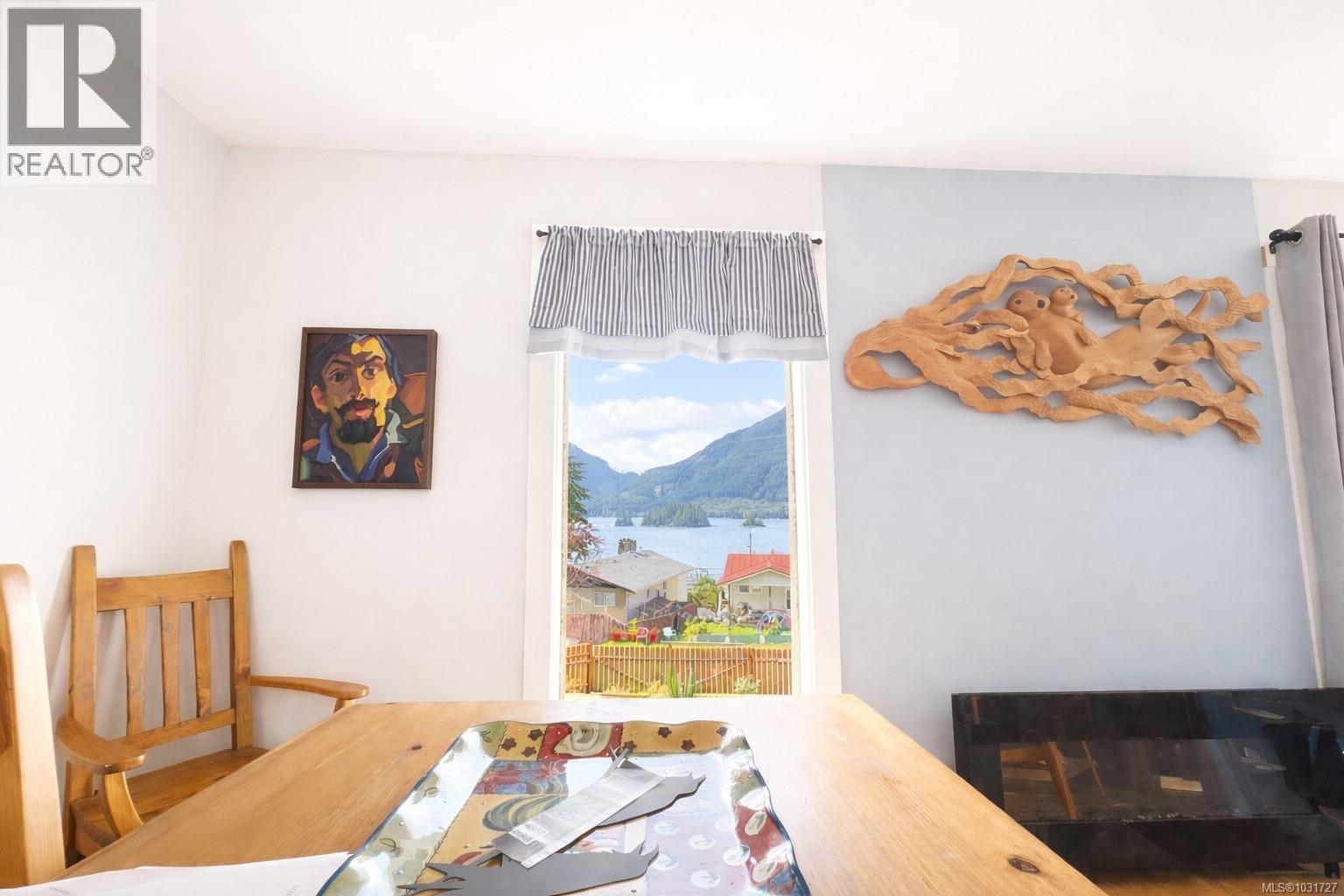 1162 Maquinna Ave - 8