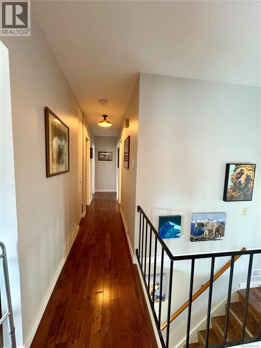 1162 Maquinna Ave - 11
