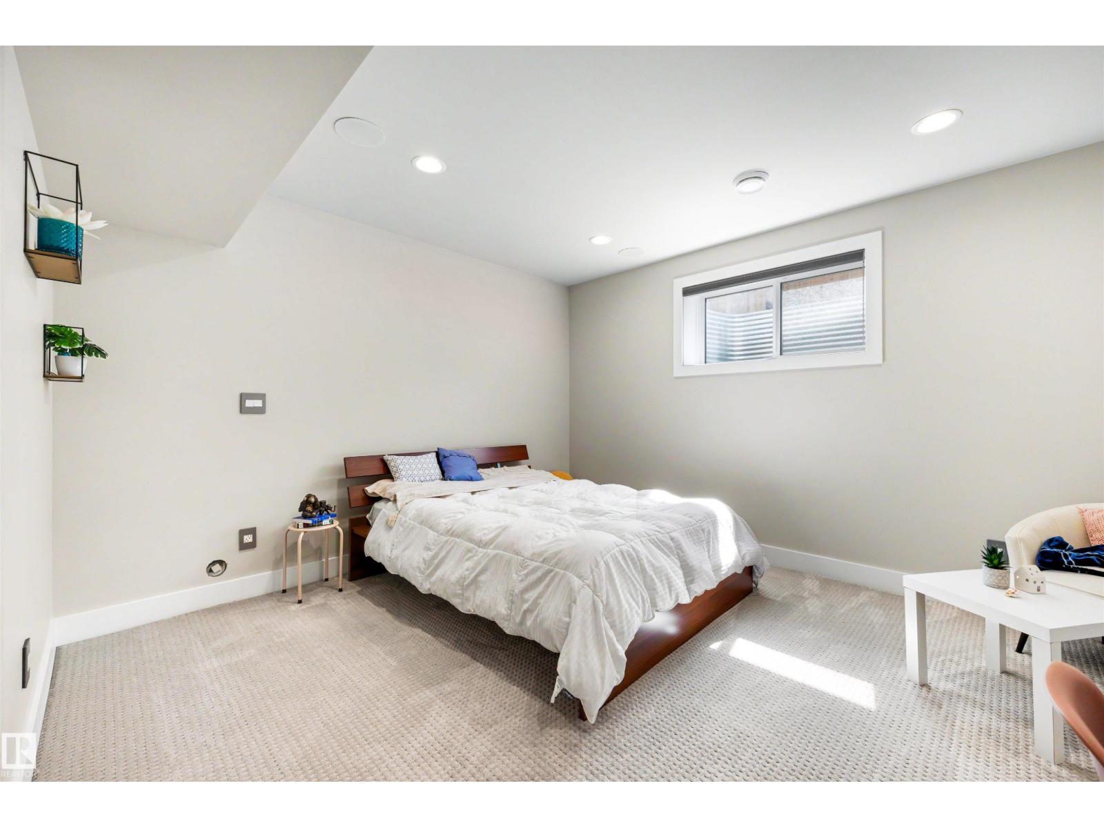 9055 24 AV SW, Edmonton