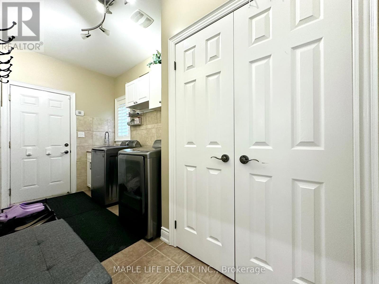 194 TWIN HILLS CRESCENT - 39