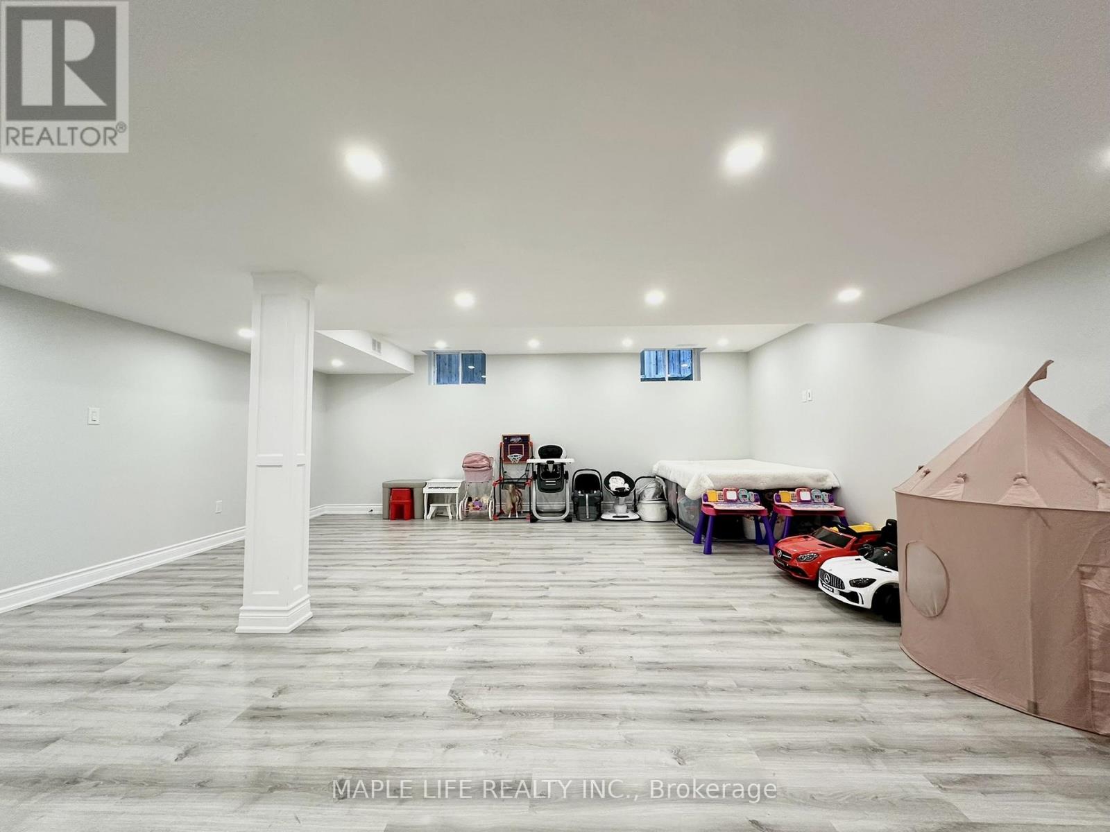 194 TWIN HILLS CRESCENT - 44