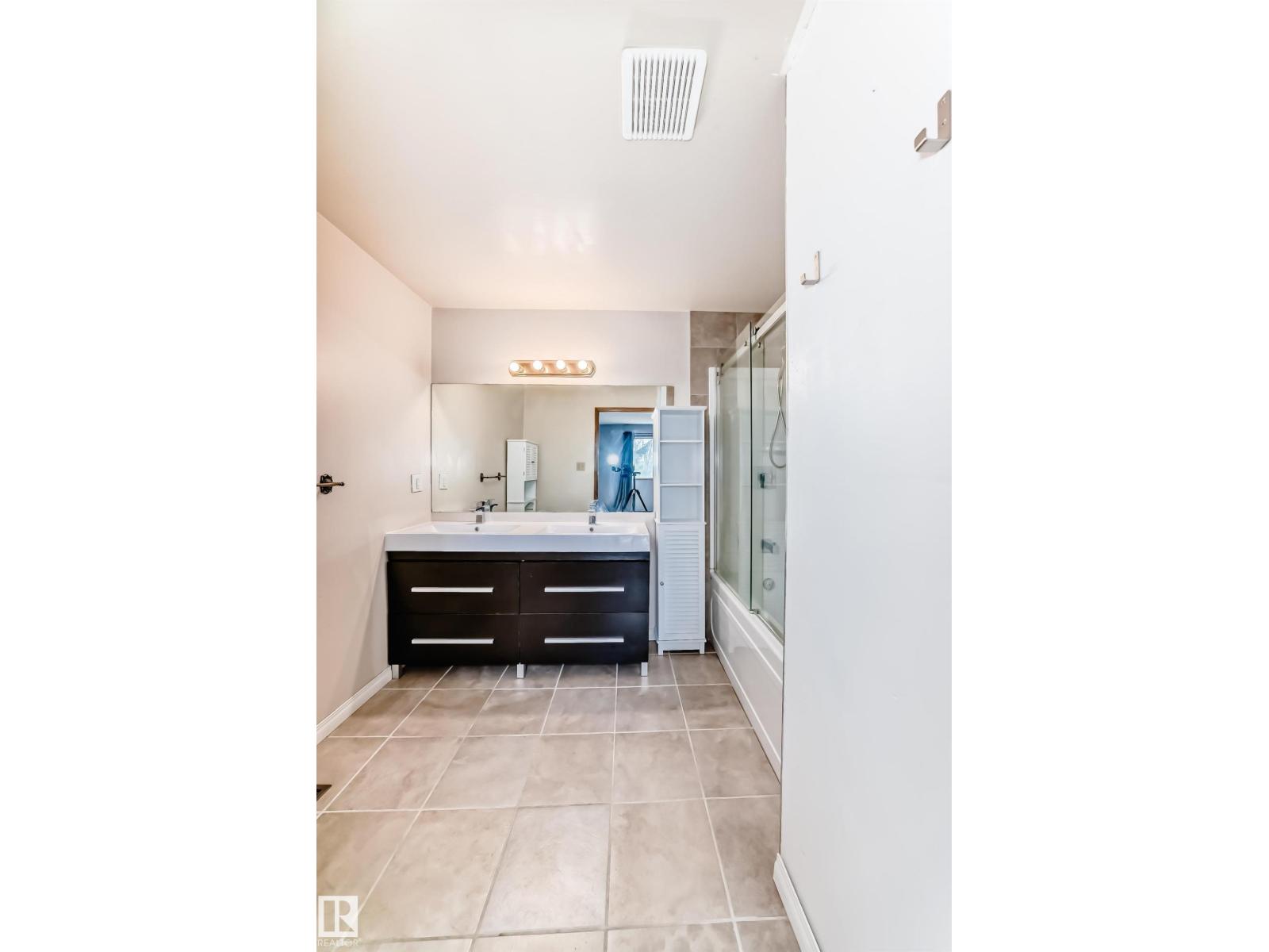 3801 33 AV — photo 27