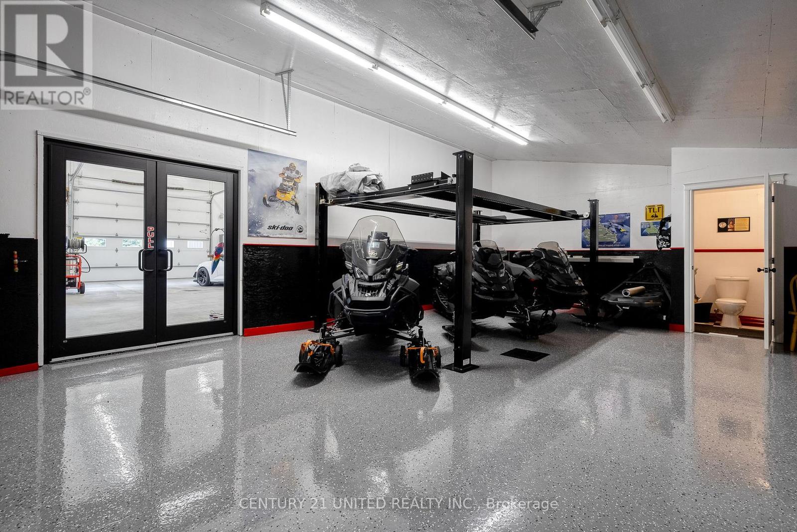 2300 VICTORIA ROAD - 42