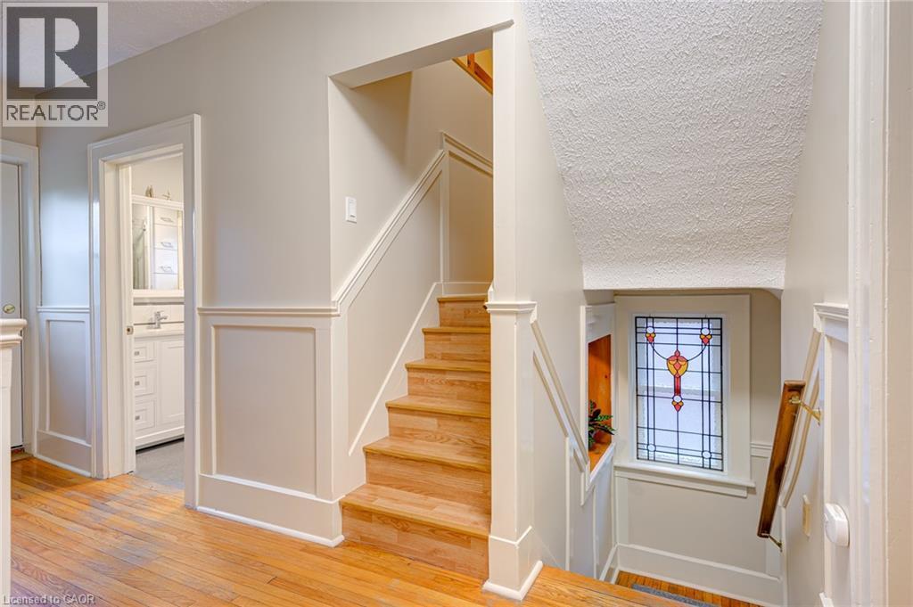16 BORDEN Avenue N - 7
