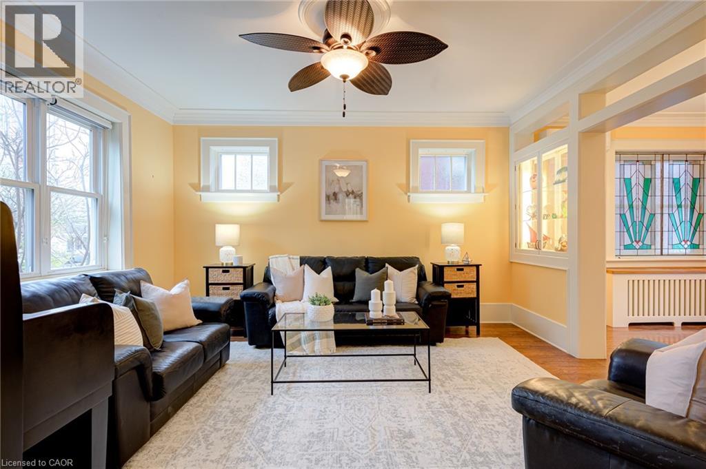 16 BORDEN Avenue N - 19