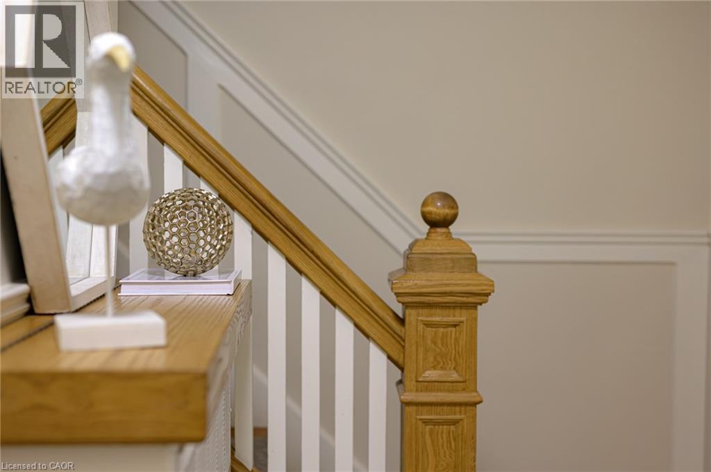 16 BORDEN Avenue N - Image 2