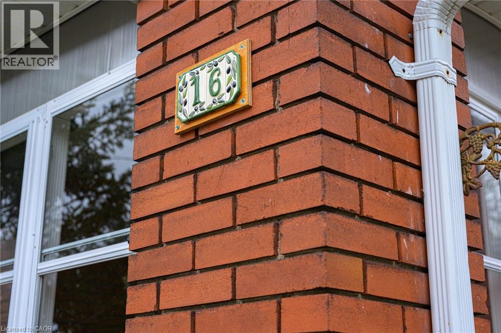 16 BORDEN Avenue N - 42