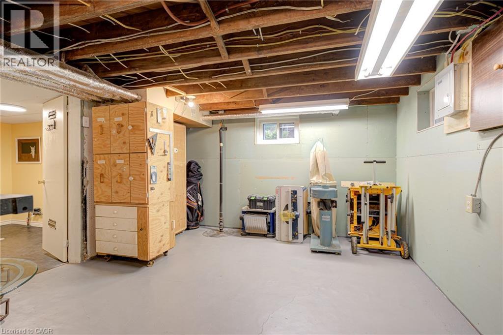 16 BORDEN Avenue N - 50