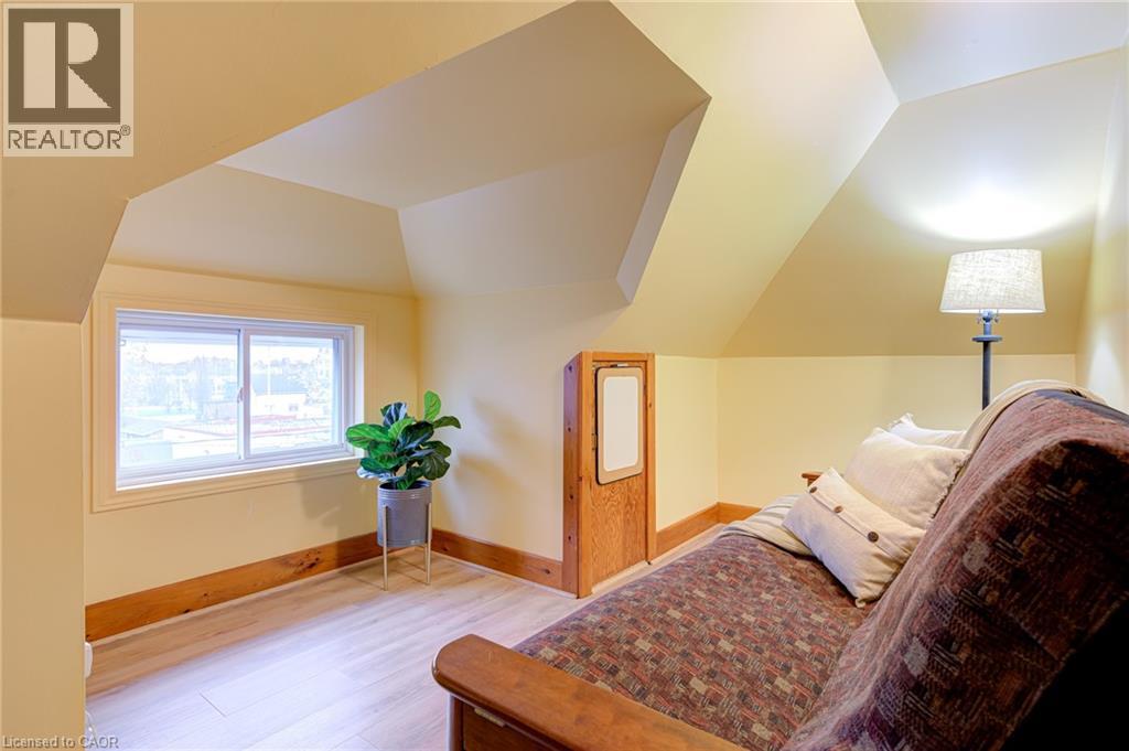 16 BORDEN Avenue N - 36