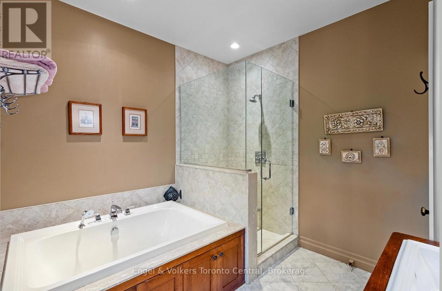 19 GEORGIAN MANOR DRIVE - 18