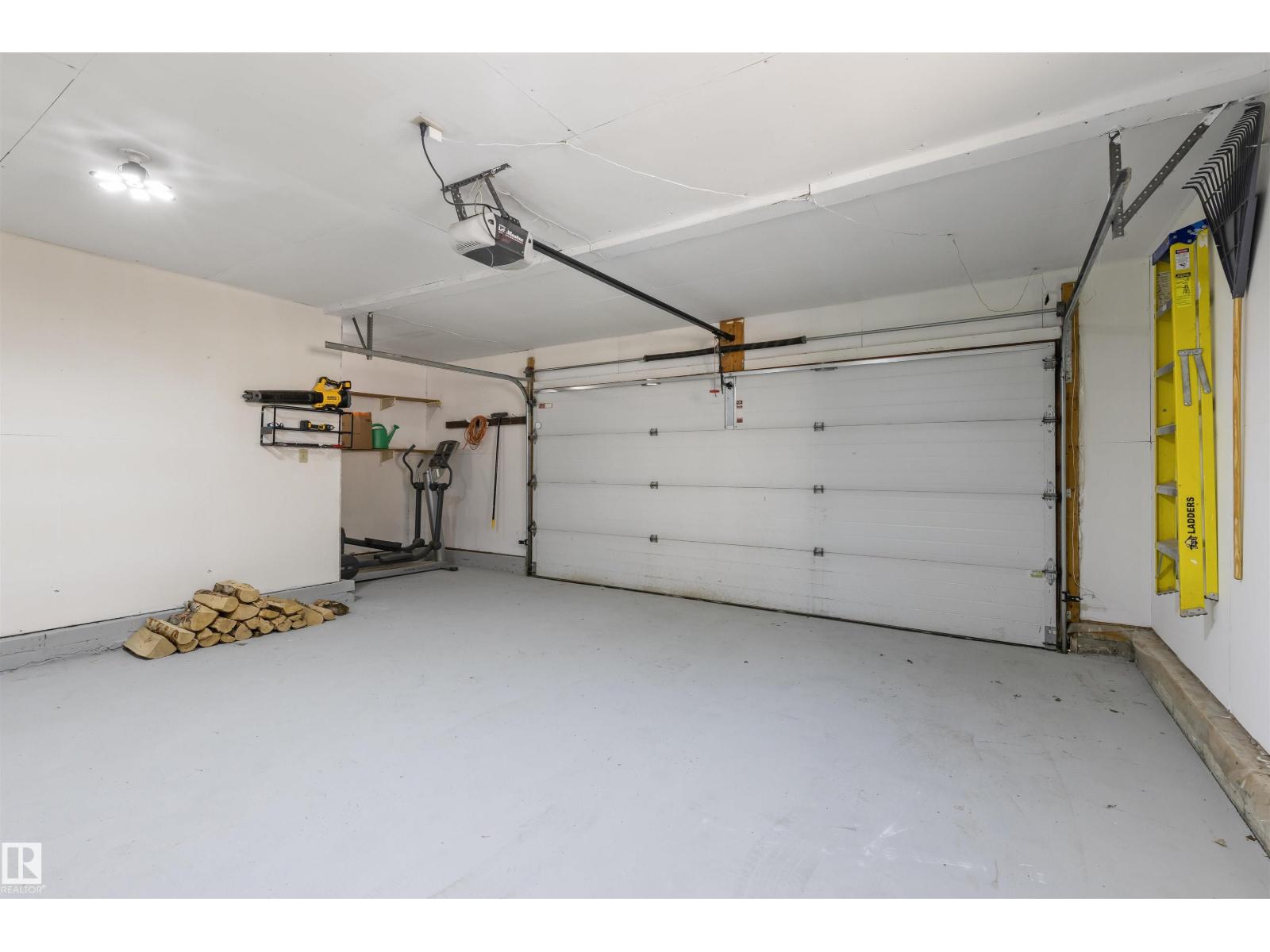38 WOODCREST AV, St. Albert