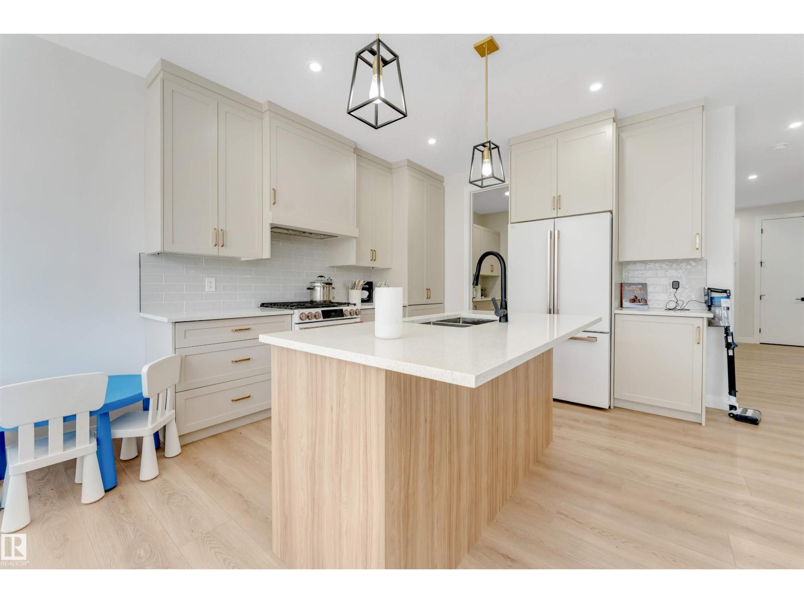 7007 169 AV NW NW, Edmonton