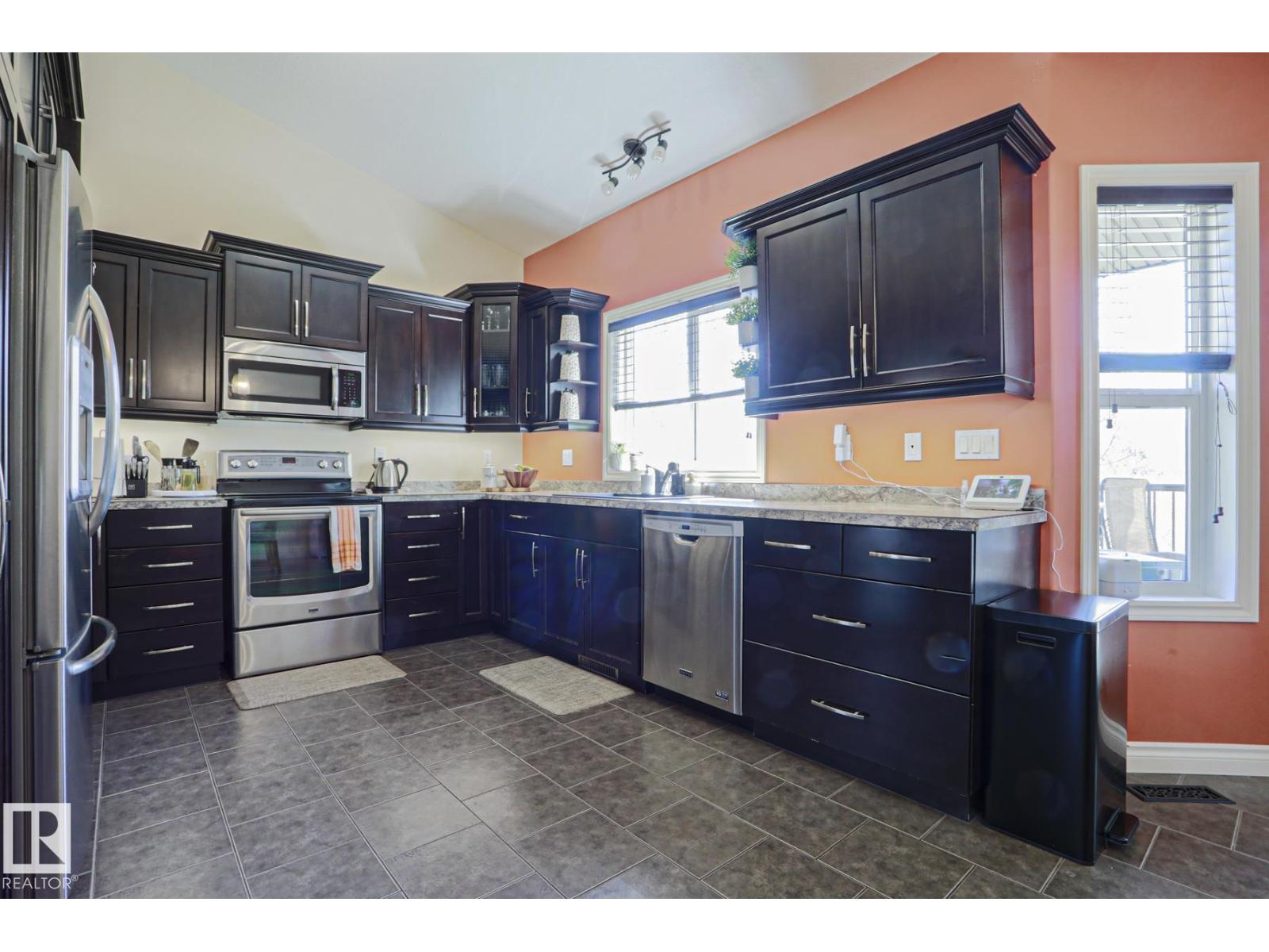 737 LAKESIDE DR, Rural Parkland County