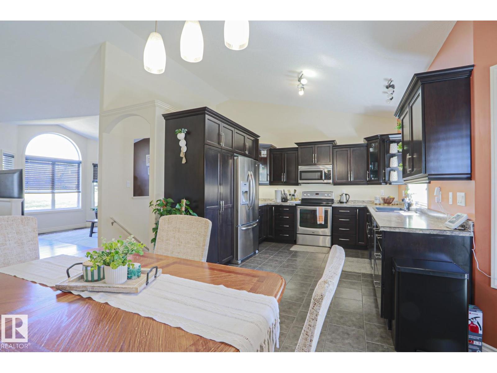 737 LAKESIDE DR, Rural Parkland County