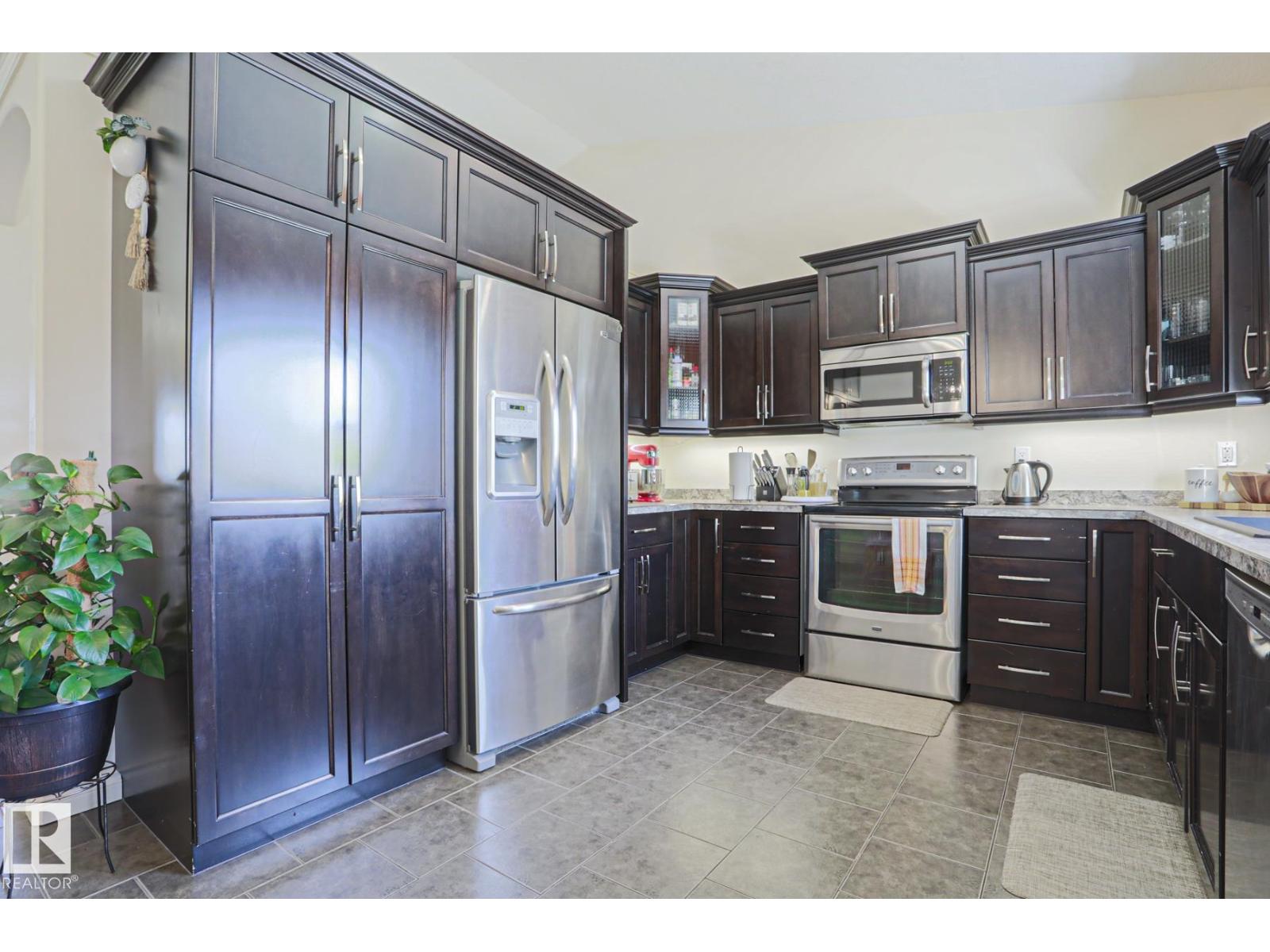 737 LAKESIDE DR, Rural Parkland County