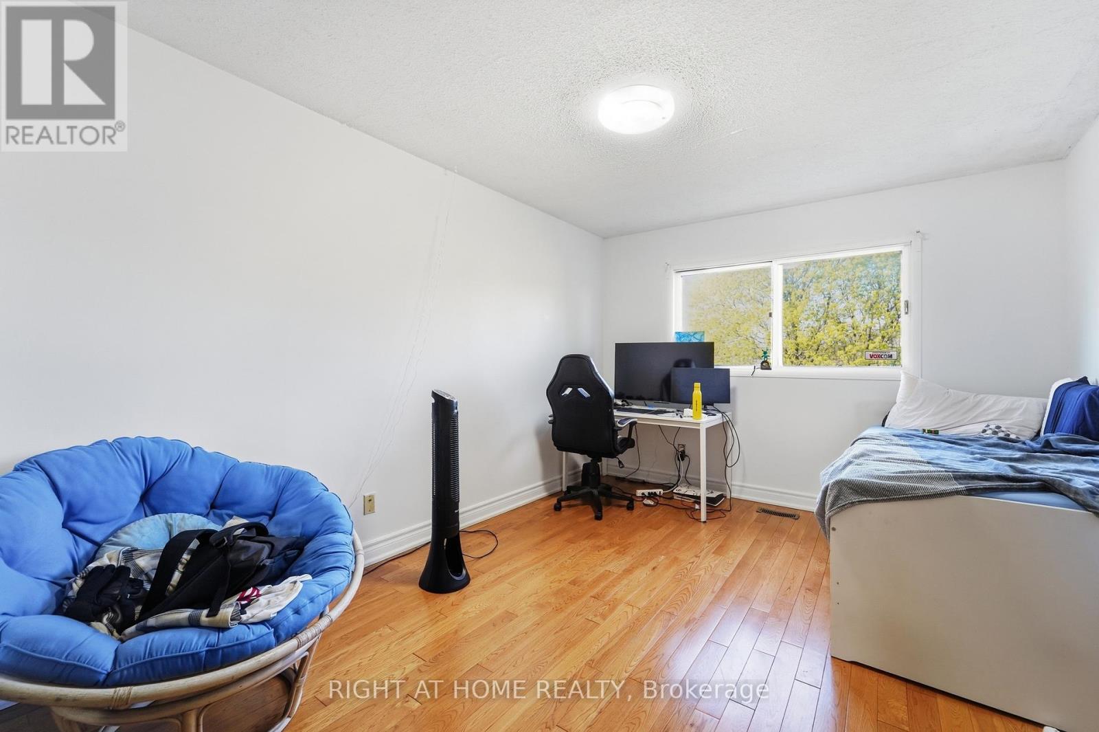 141 SANDOWN AVENUE - 24