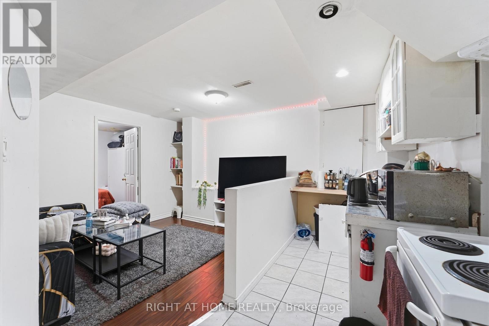 141 SANDOWN AVENUE - 32