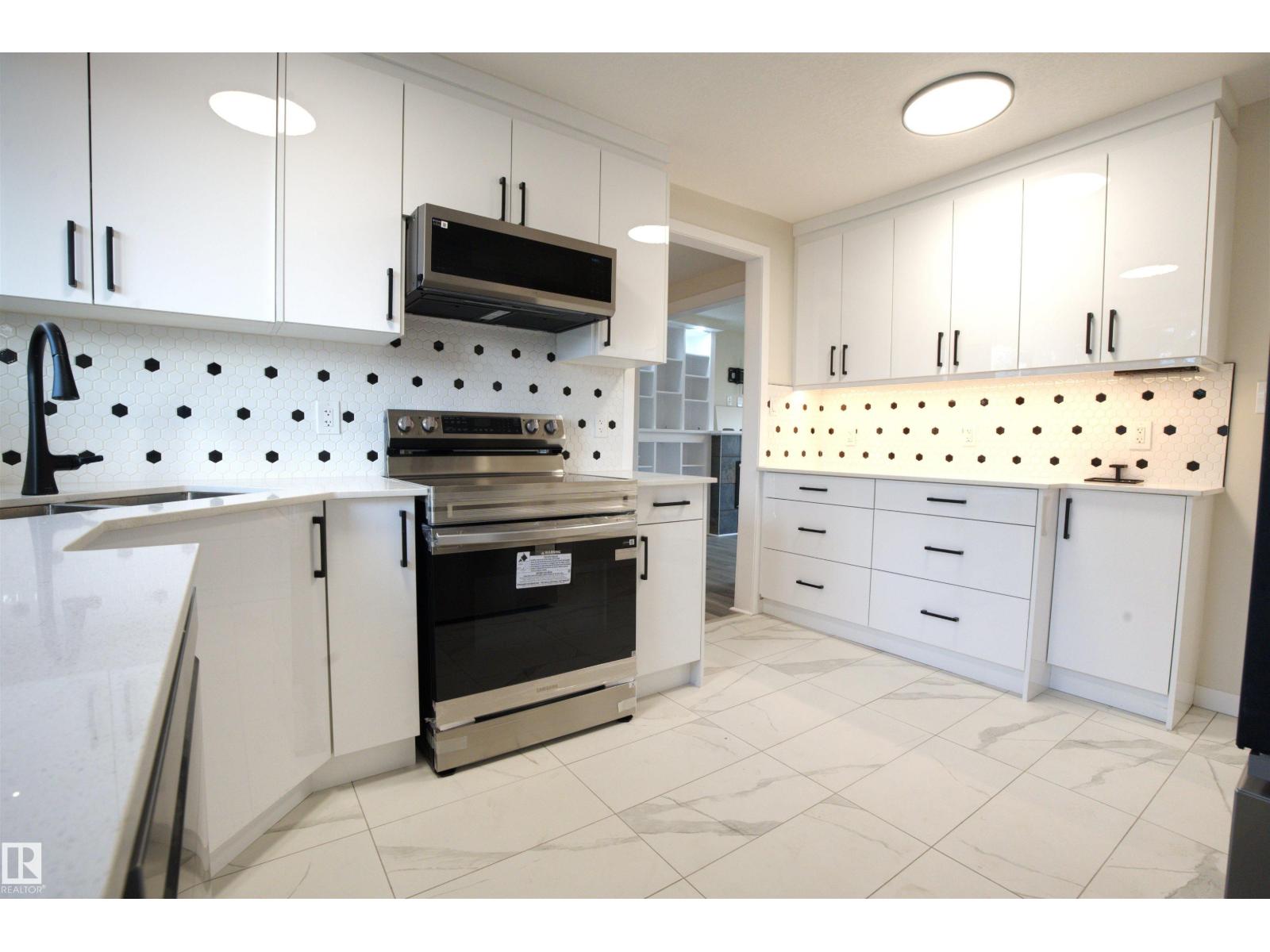 18412 92 AV NW, Edmonton
