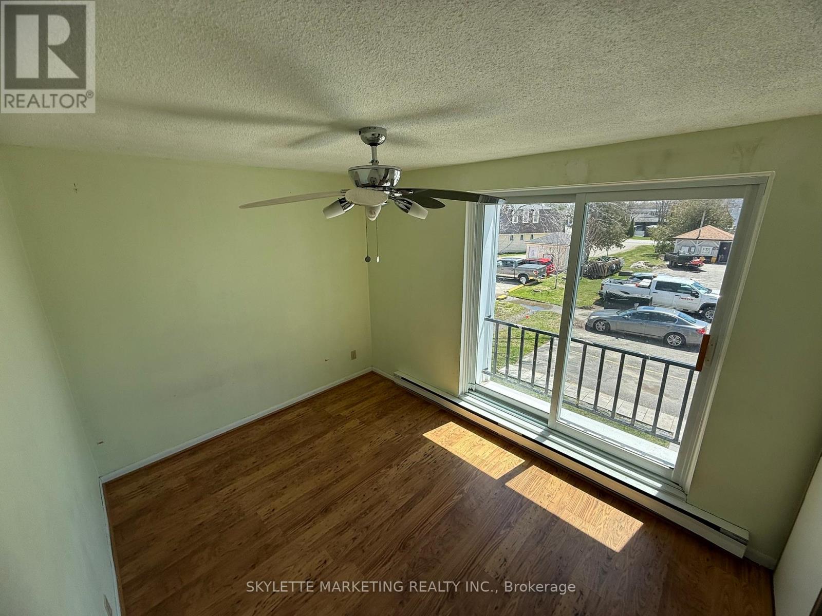 #24 2 PARADISE BOULEVARD - 13