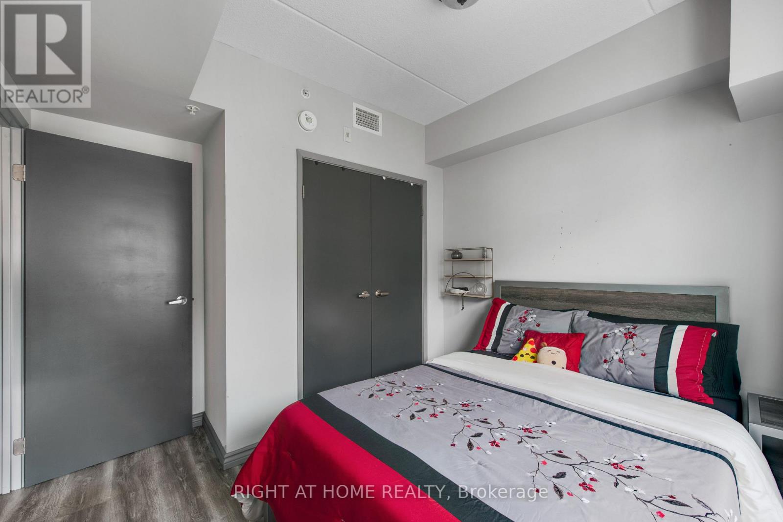 #B415 275 LARCH STREET - 14