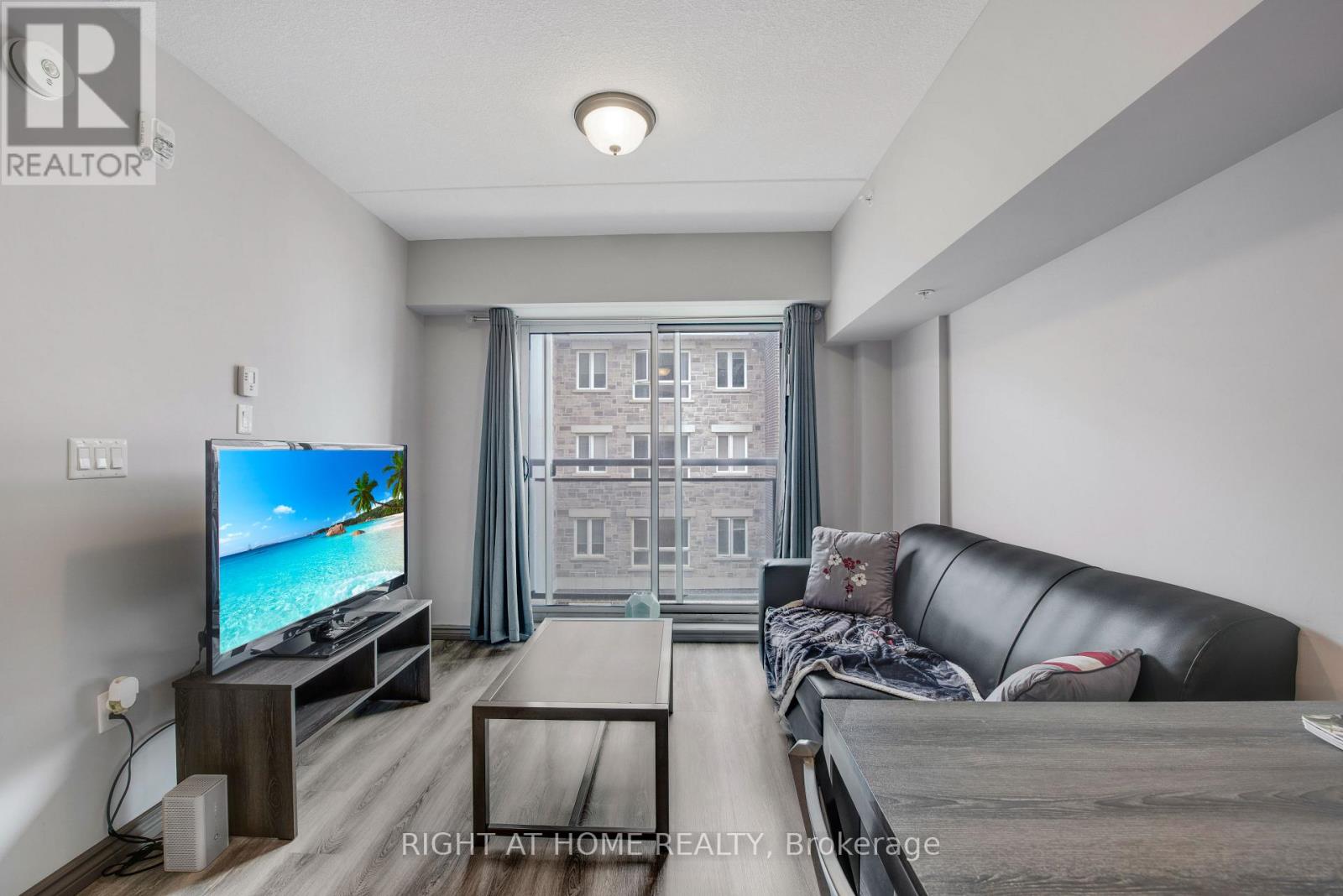#B415 275 LARCH STREET - 17