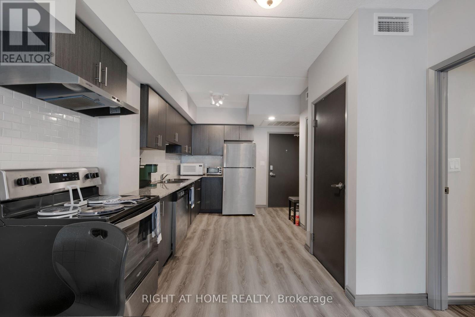 #B415 275 LARCH STREET - 20