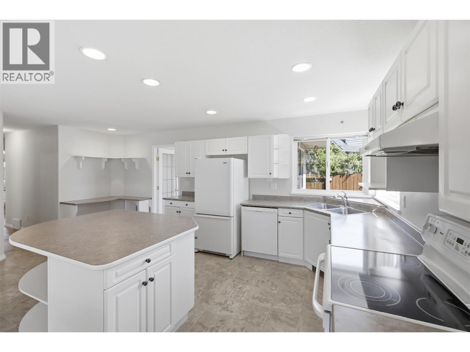 #5 723 SINGH Street - 4