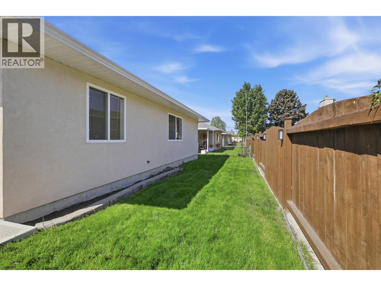 #5 723 SINGH Street - 32