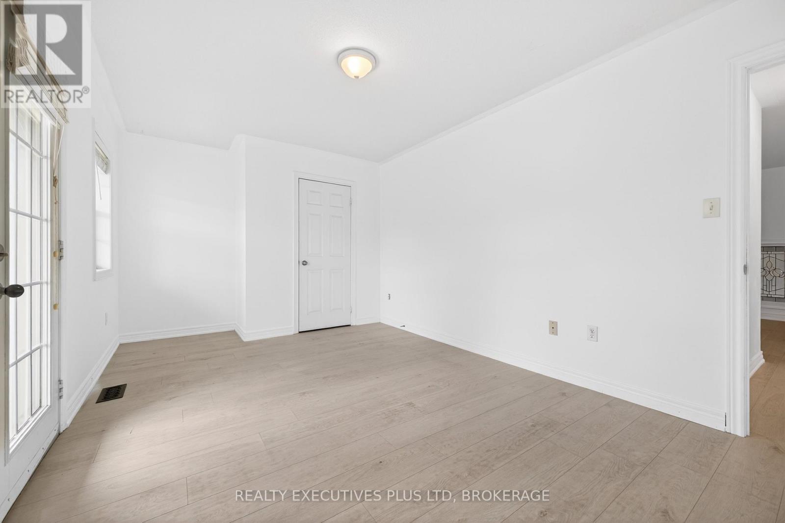 389 WRIGHT CRESCENT - 25