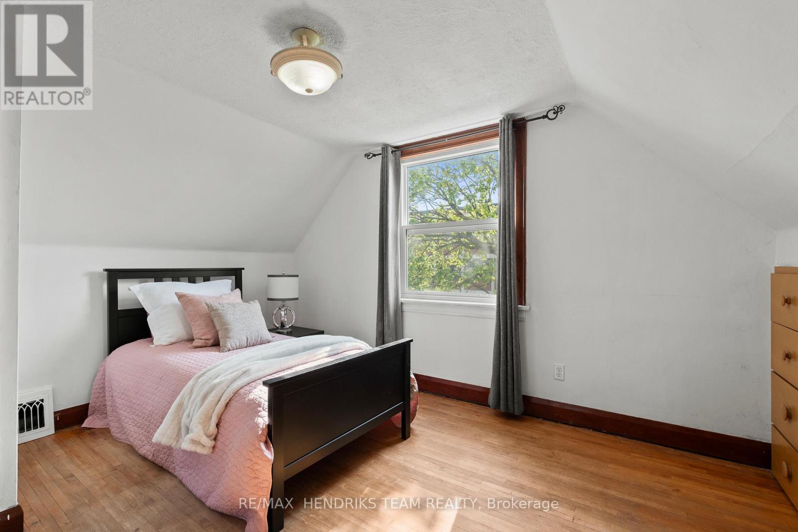70 CARLETON STREET N - 21