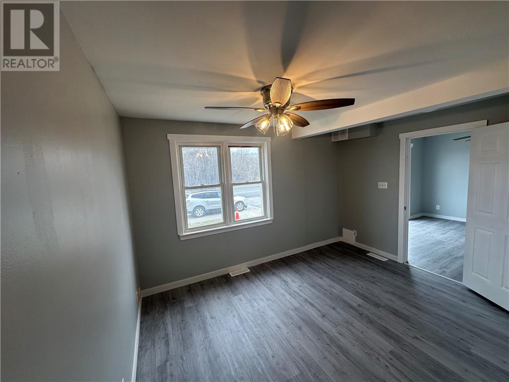 3432 Falconbridge Highway - 12