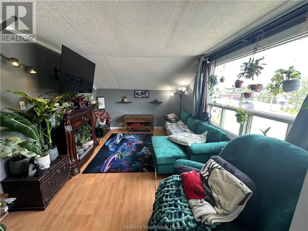 3432 Falconbridge Highway - 17