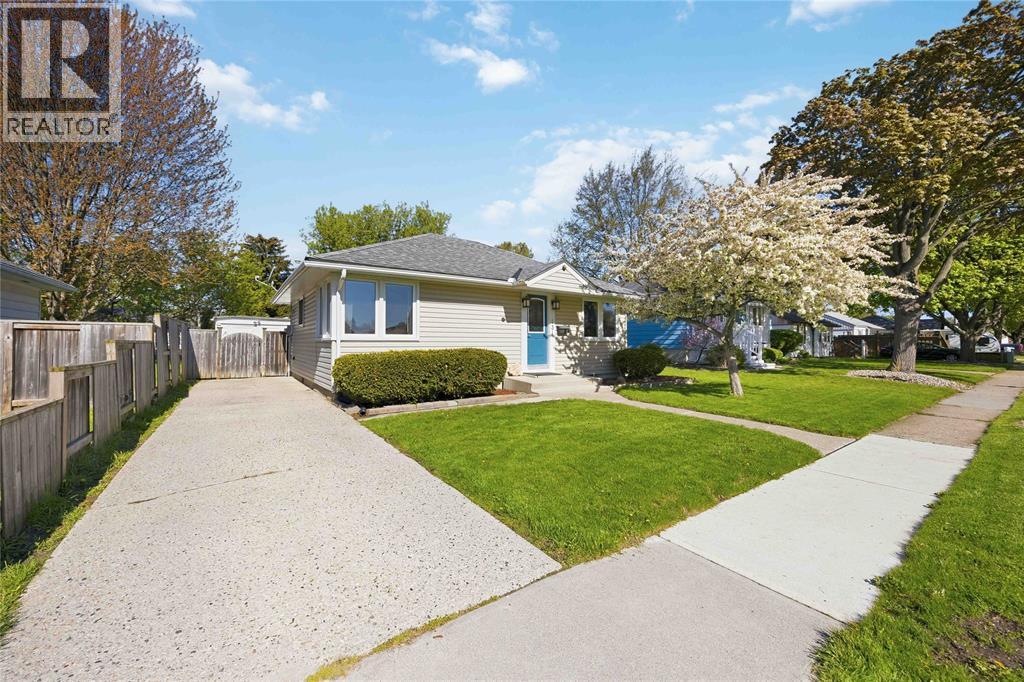 131 Evergreen DRIVE, Sarnia, Ontario, N7T4M2 — Photo 2