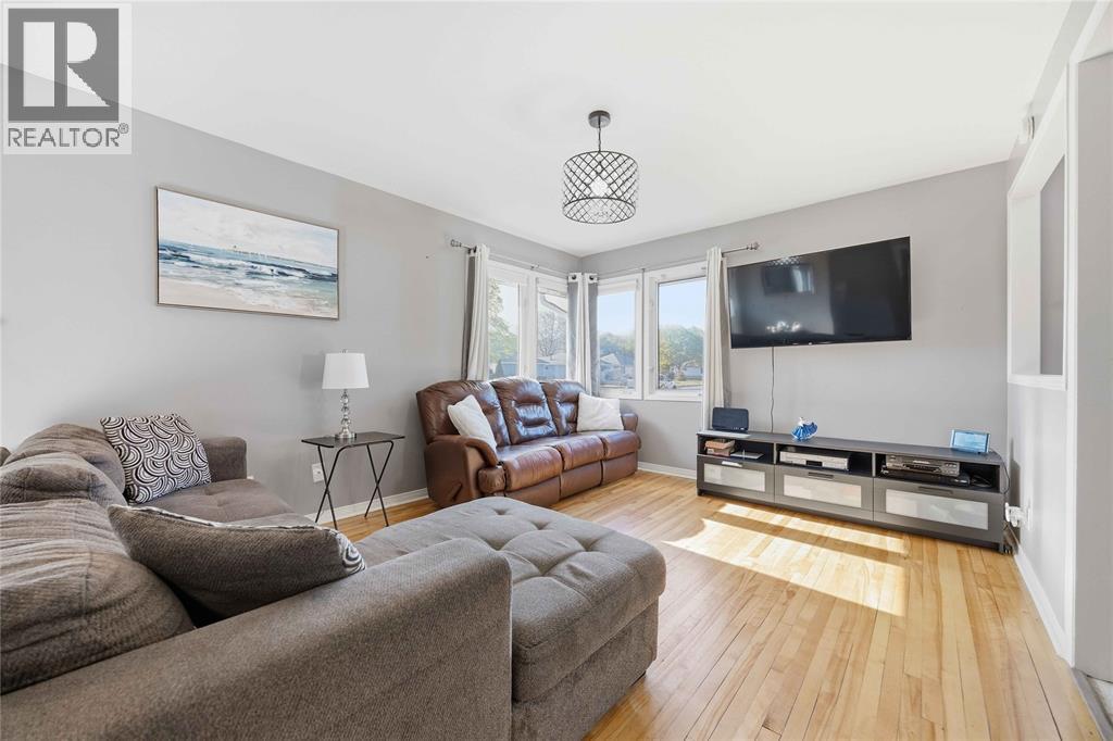131 Evergreen DRIVE, Sarnia, Ontario, N7T4M2 — Photo 3