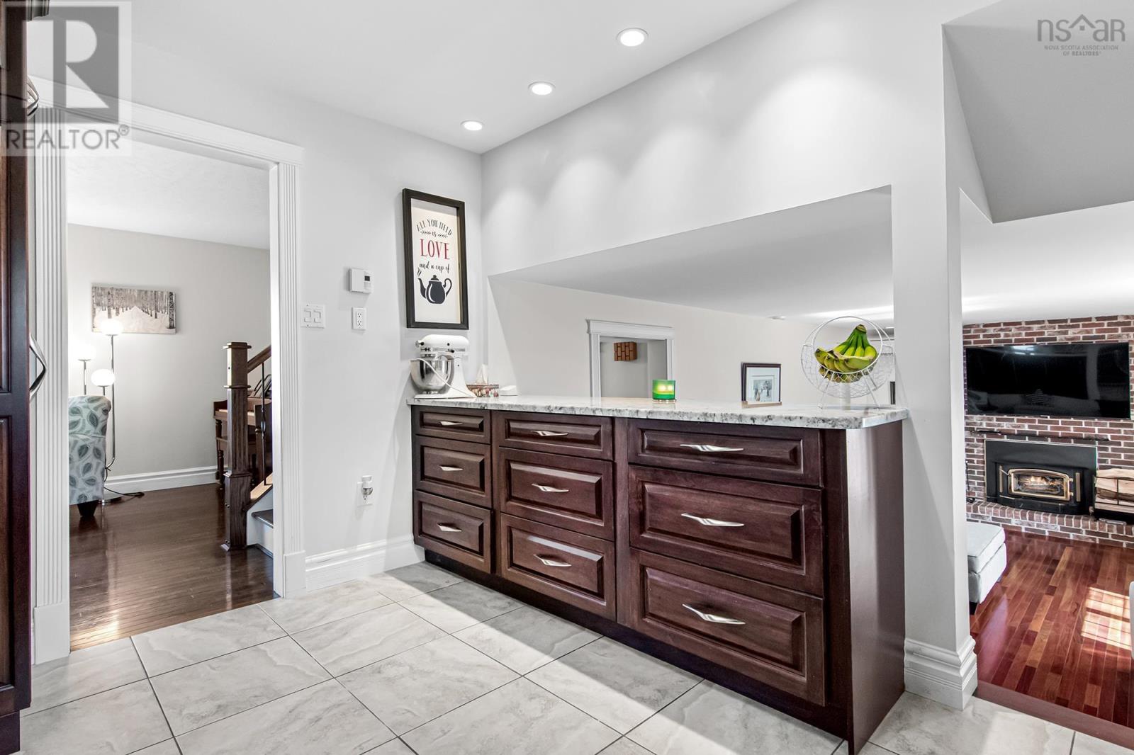 201 Douglas Crescent - 13