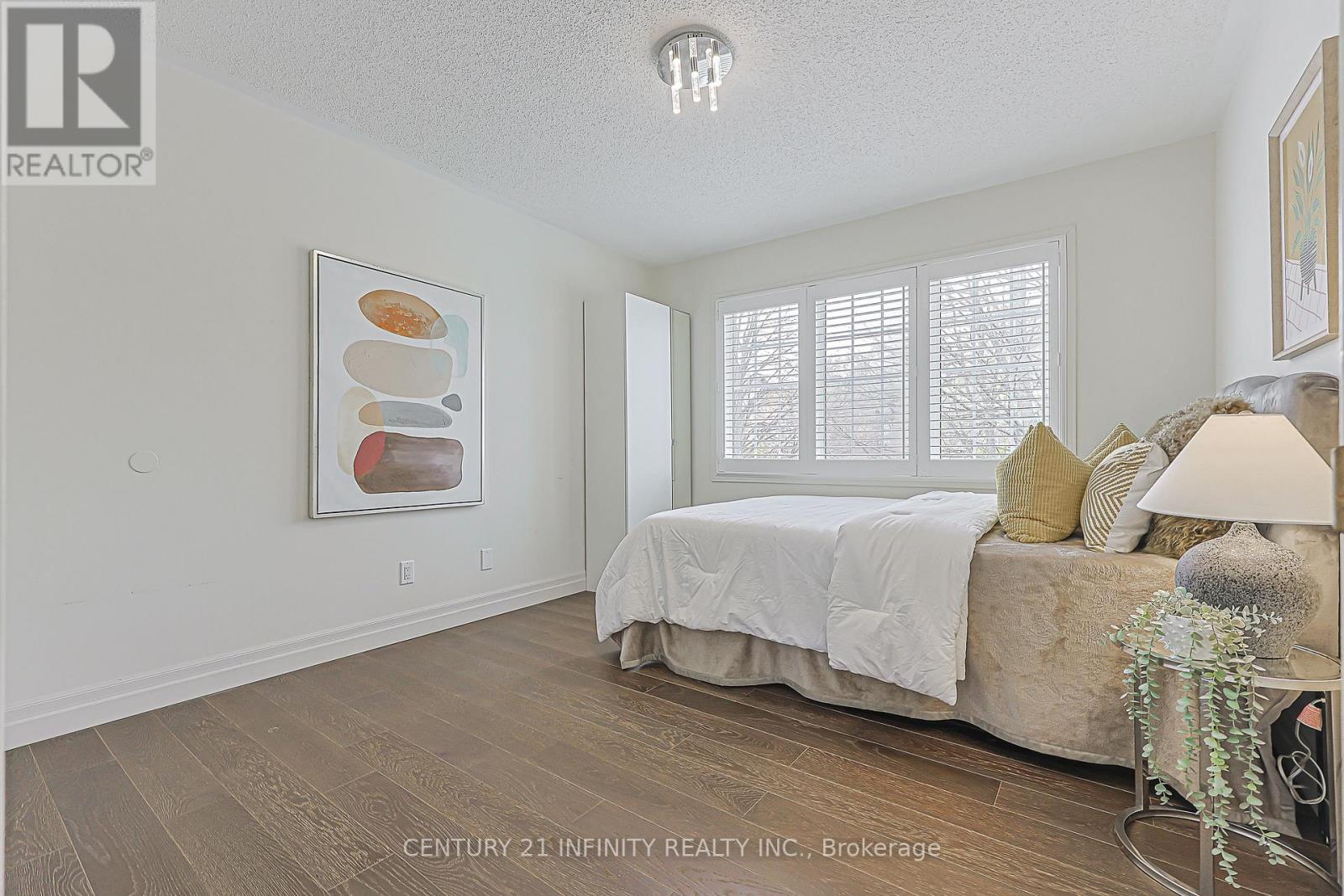 59 SPLENDOR DRIVE - 28