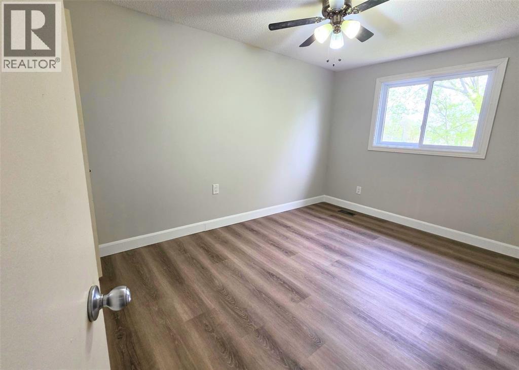 322 Somerset CRESCENT, Sarnia, Ontario, N7S4G1 — Photo 2