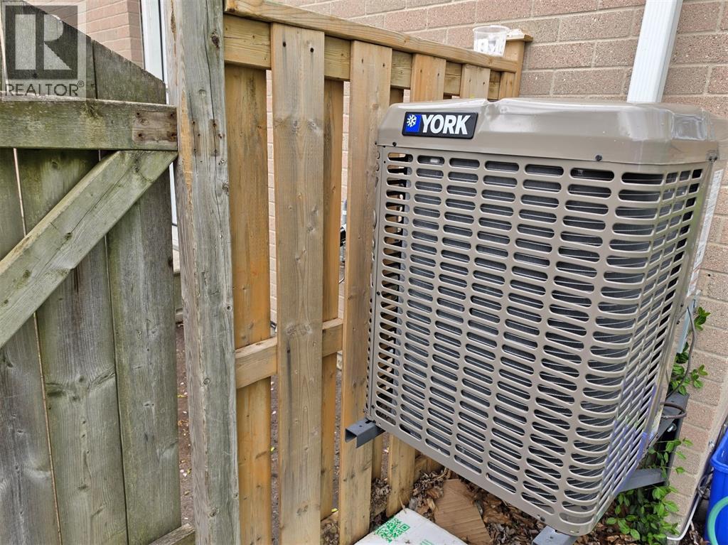 322 Somerset CRESCENT, Sarnia, Ontario, N7S4G1 — Photo 4