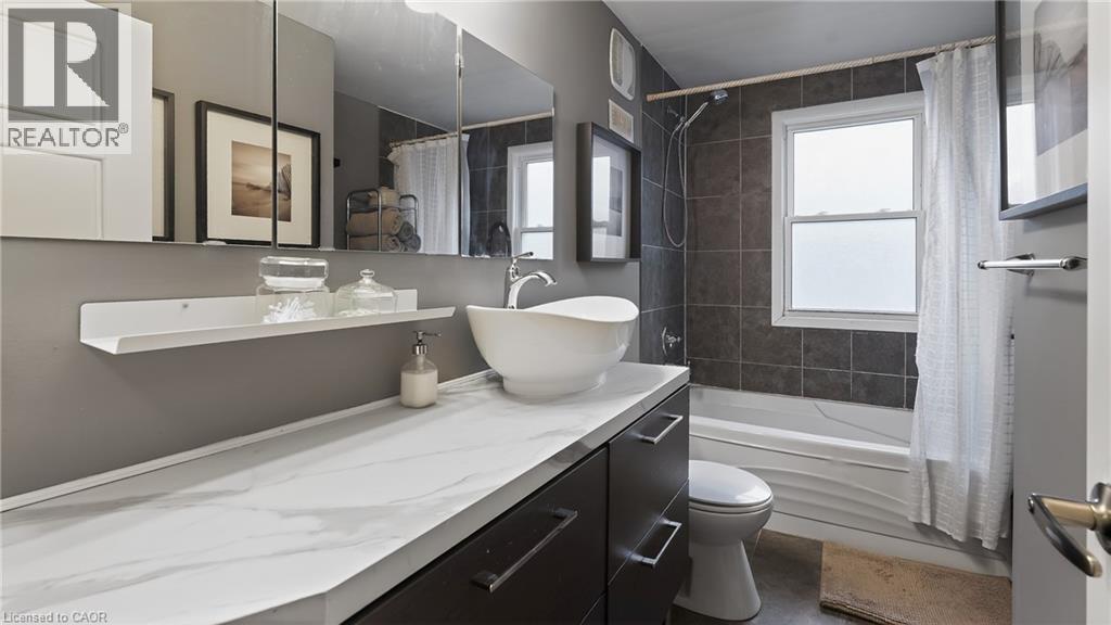 342 EAST 17TH Street, Hamilton, Ontario, L9A4M8 — Photo 3