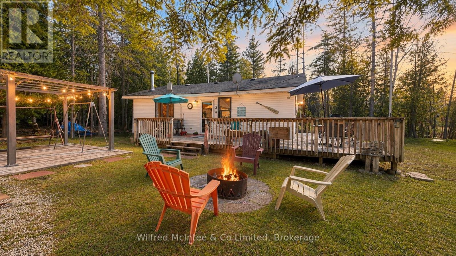 26 THOMPSON AVENUE - 15