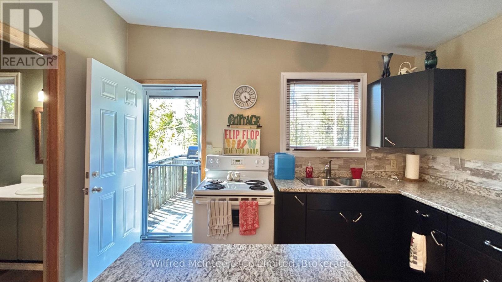 26 THOMPSON AVENUE - 31