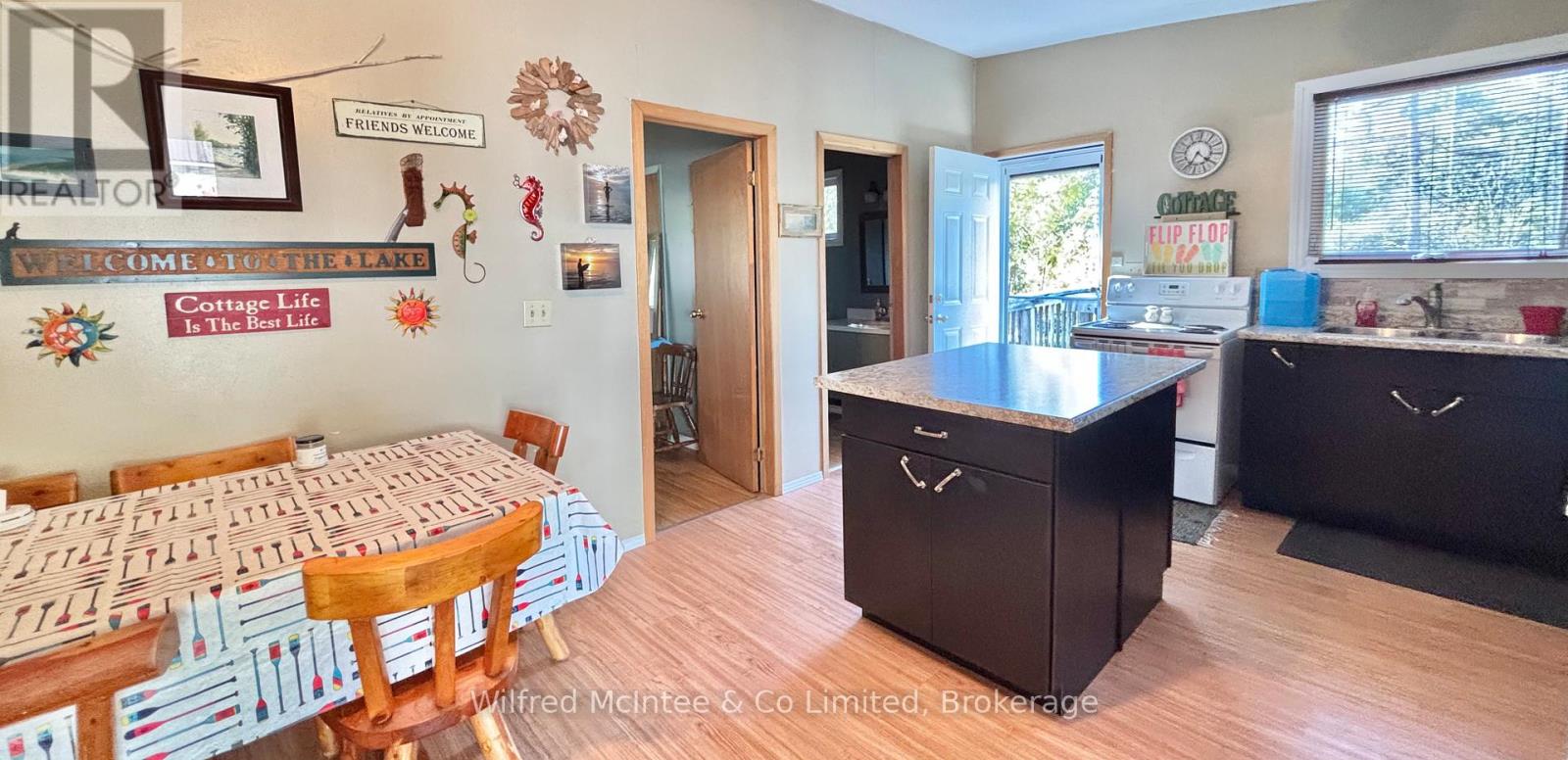 26 THOMPSON AVENUE - 32