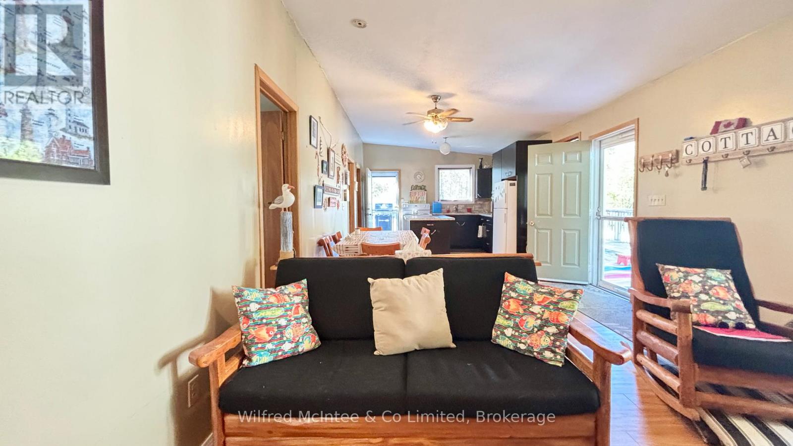 26 THOMPSON AVENUE - 34