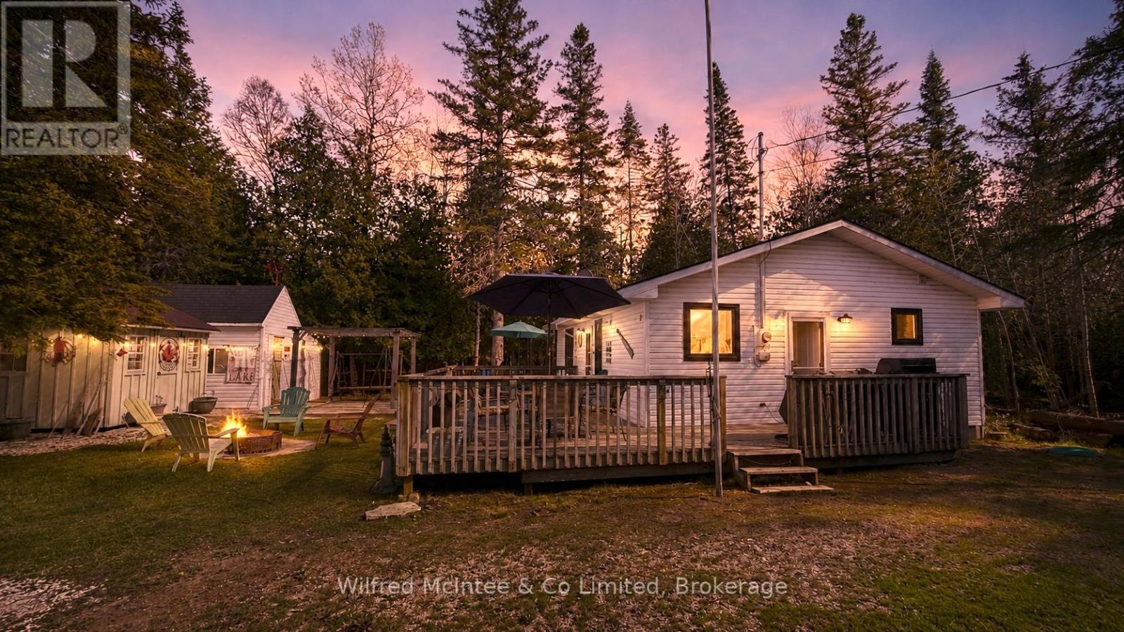 26 THOMPSON AVENUE - 7