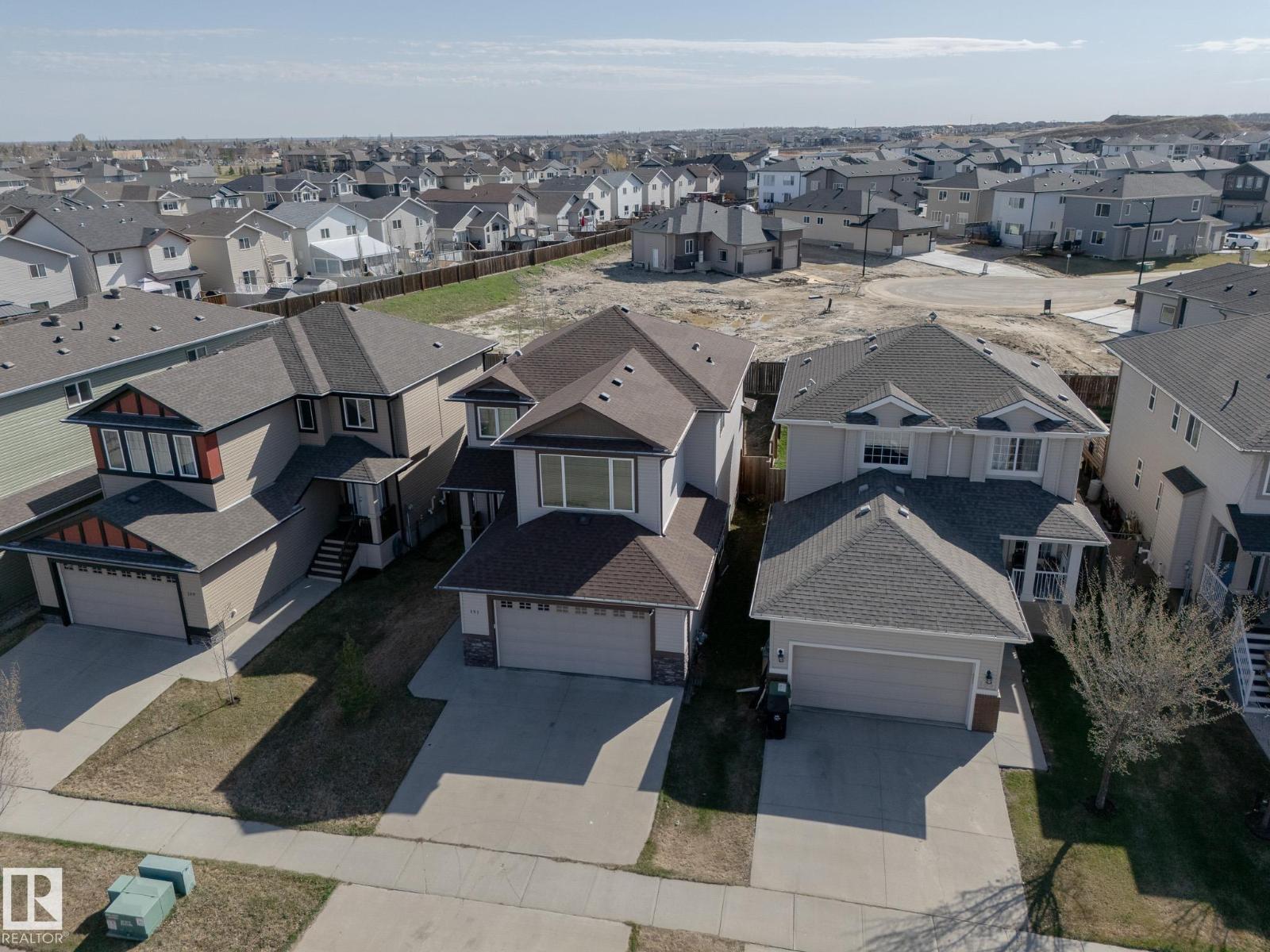 151 CALEDONIA DR, Leduc