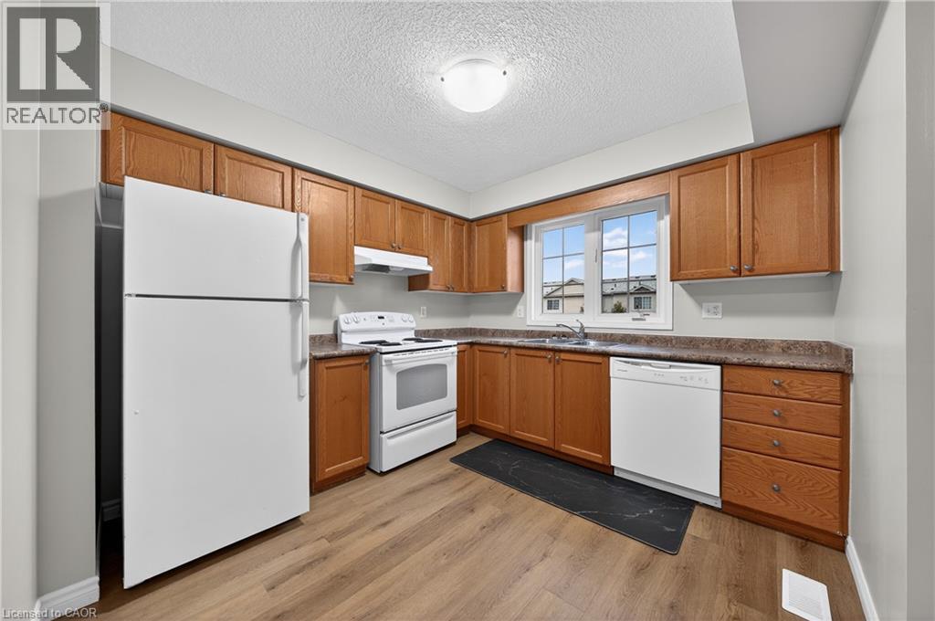 155 HIGHLAND Crescent Unit# D18, Kitchener, Ontario, N2M0A1 — Photo 8