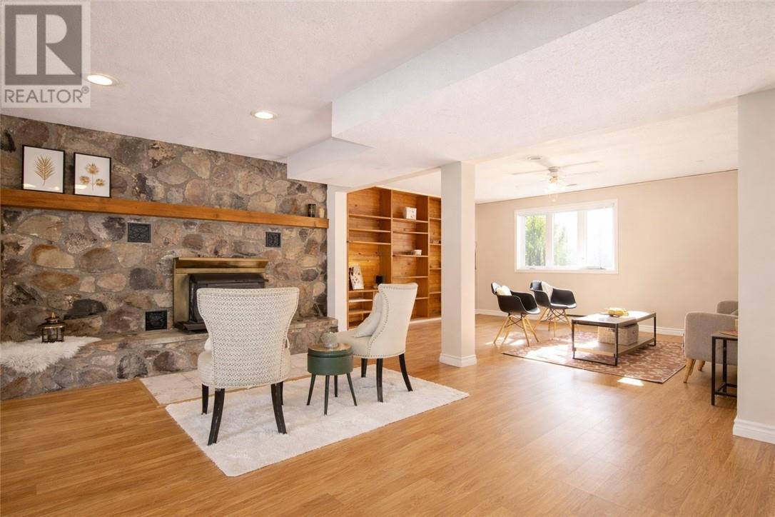 2288 Muriel Crescent - 22