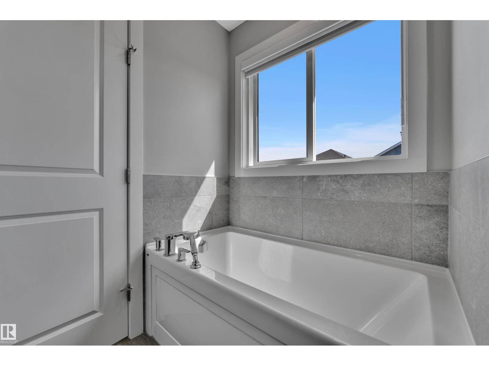 319 36 AV NW - 25