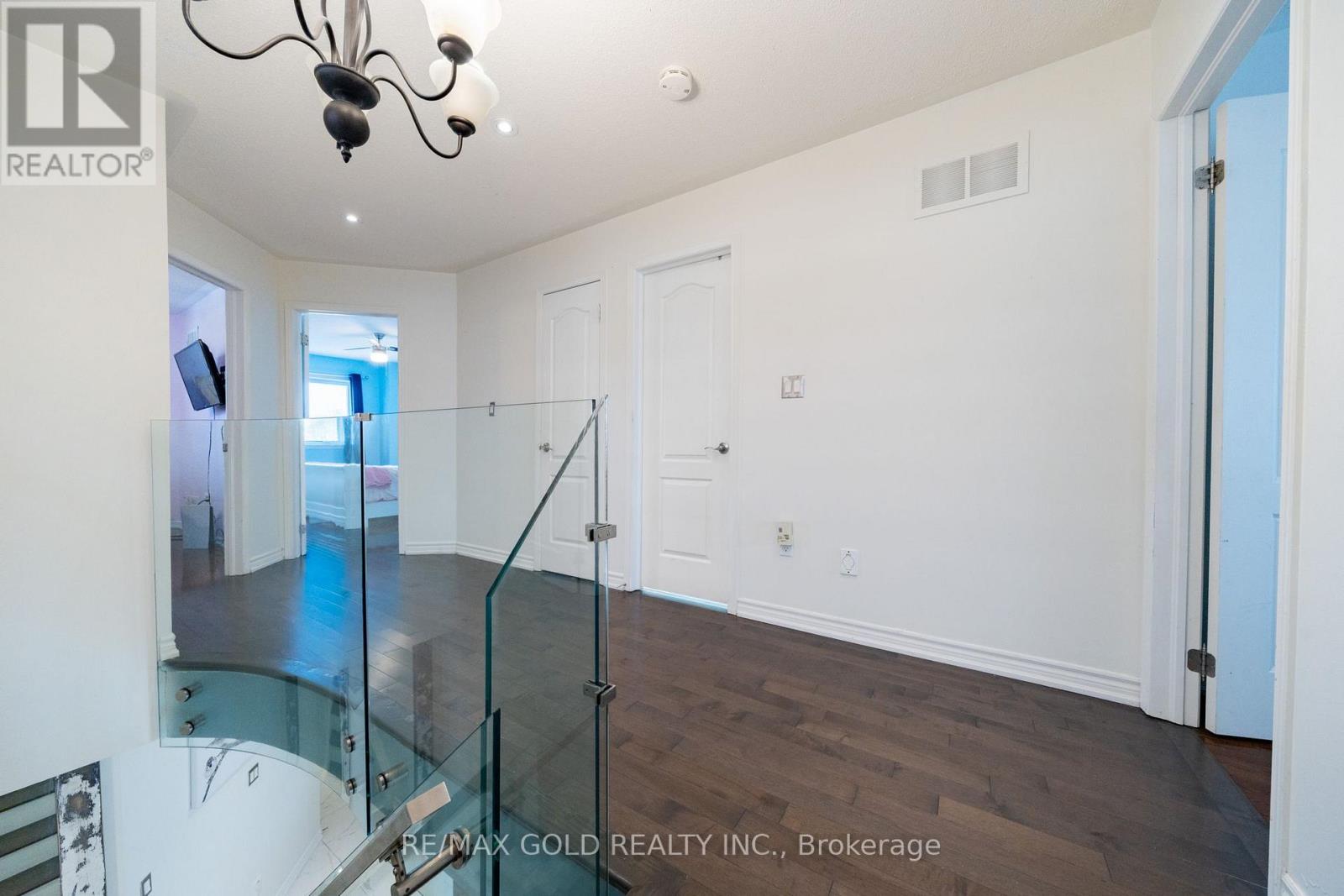 19 SPRING VALLEY COURT - 24